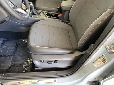 2026 Volkswagen Taos SE Black